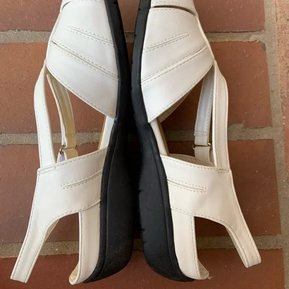 Classique White Vegan Leather Sandals - Picture 5 of 9